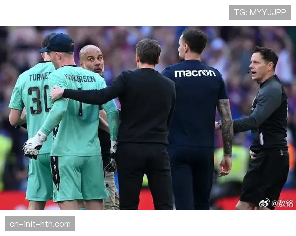 场边镜头:瓜迪奥拉与因扎吉在场边激烈交流,第四官员上前劝开 场边镜头:瓜迪奥拉与因扎吉在场边激烈交流,第四官员上前劝开